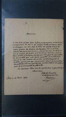 une feuille de papier avec une écriture dessus, posée sur une table