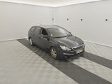 la voiture est garée dans le garage sur le sol en damier