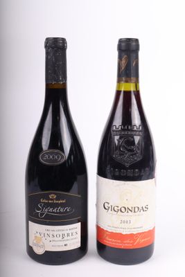 deux bouteilles de vin posées l'une à côté de l'autre sur une table