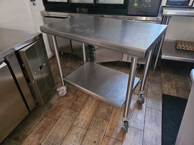 une table en acier inoxydable au milieu d'une cuisine