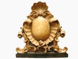 une horloge en bois ornée d'un motif décoratif