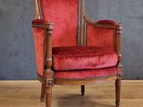 une chaise rouge posée sur un parquet en bois massif