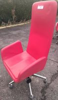Fauteuil sur roulettes de marque Zanotta en cuir rouge, pièt… (photo 2)