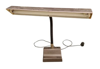 une image représentant une lampe de bureau sur fond blanc, avec un cordon d'alimentation