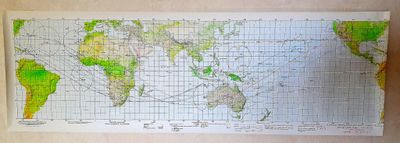 une carte du monde accrochée au mur