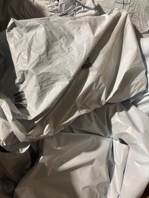 une pile de draps blancs sur un lit dans une chambre