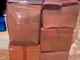 une grande pile de cartons posée sur une palette