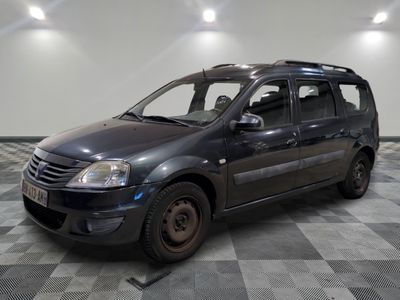la photo d'une petite voiture noire garée dans un garage
