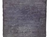 un tapis gris avec une bordure noire sur fond blanc