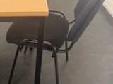 une table et des chaises dans une pièce avec fenêtre