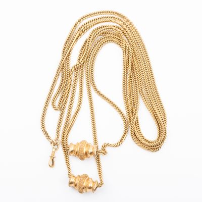 un collier en or dont la chaîne a été portée par une femme
