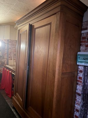 L28 : Armoire en bois à 2 portes