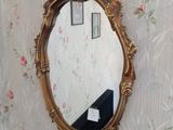 un miroir accroché au mur d'une pièce