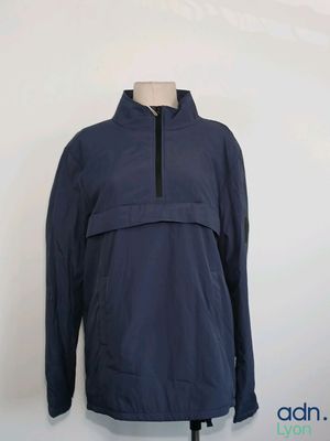 un gros plan sur une veste bleue portée par un mannequin