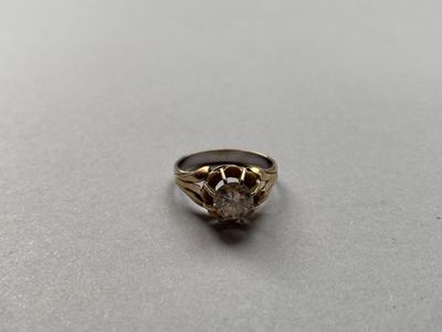 Gros plan sur une bague en or ornée d'un diamant