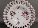 une assiette blanche décorée de fleurs roses et bleues