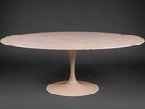 une table de salle à manger ovale en marbre avec un piètement en forme de socle