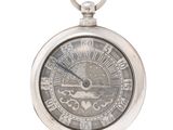 une montre de poche en argent sur laquelle figure un cadran d'horloge