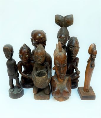 tout un tas de figurines en bois posées sur une table