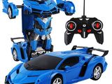 La petite voiture est bleue et est équipée d'une télécommande.