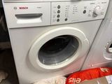un lave-linge et un sèche-linge placés l'un à côté de l'autre