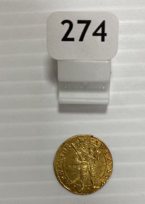 gros plan d'une pièce d'or sur une surface blanche