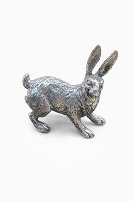une image représentant une figurine de lapin en argent sur fond blanc