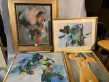 trois tableaux représentant une femme et un chat posés sur une table