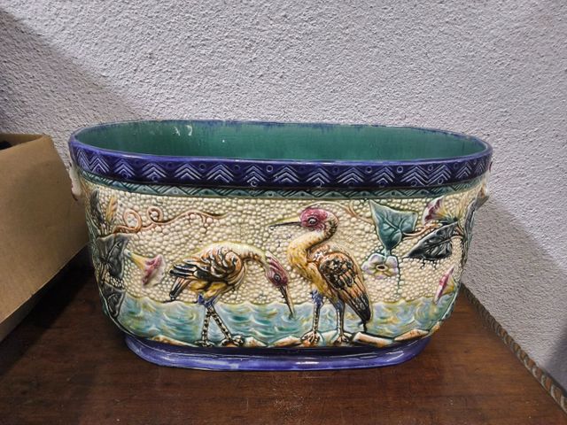 Jardinière en barbotine. Éclats