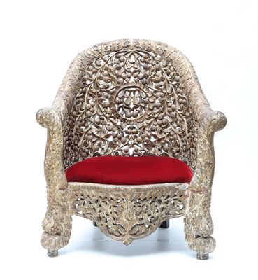 Important fauteuil à dossier incurvé en bois mouluré, sculpt…