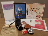 une table sur laquelle sont posés plusieurs livres et un appareil photo