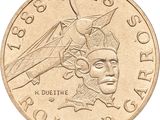 une image d'une pièce de monnaie en gros plan sur fond blanc