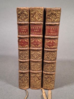 deux vieux livres sont empilés sur une table