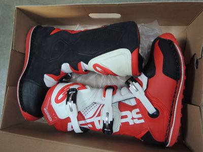 une boîte contenant une paire de chaussures