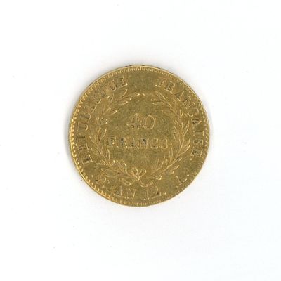 une pièce d'or sur une surface blanche avec un fond blanc