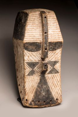 un gros plan d'une boîte en bois sur laquelle est représenté un visage