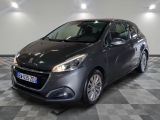 la voiture grise est garée sur un sol en damier dans le garage
