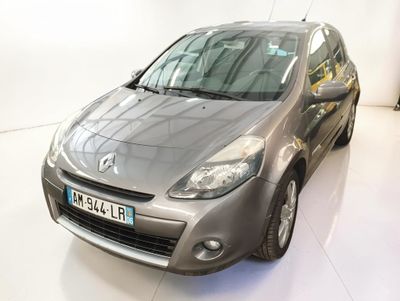 une voiture argentée garée dans une pièce blanche