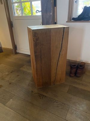 une table en bois au milieu d'une pièce avec une fenêtre