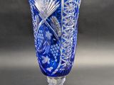 une image représentant un vase en verre bleu posé sur une table