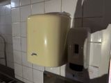 un distributeur de papier essuie-tout et un distributeur de papier essuie-tout dans une salle de bains