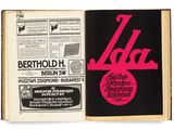 un livre ouvert avec une couverture noire et un logo rose dessus