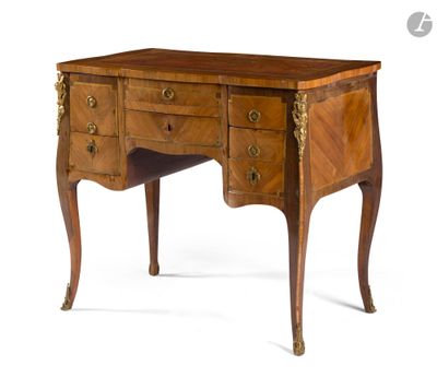 un petit bureau en bois avec un tiroir