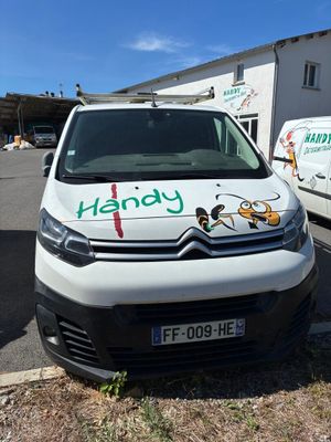 une camionnette sur laquelle a été peint un personnage de dessin animé