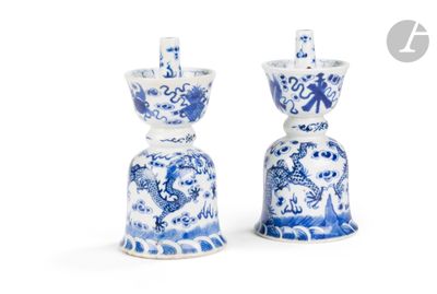 paire de vases bleus et blancs à motifs de dragons