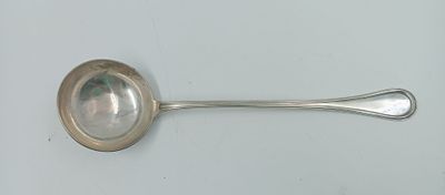 une cuillère en argent munie d'un manche