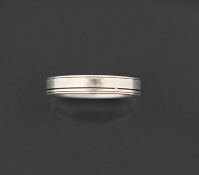 Alliance en argent supérieur à 800 millièmes, striée d'une l…