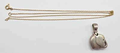 un pendentif en forme d'éléphant en argent, monté sur une chaîne en or