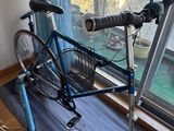 un vélo posé sur un tapis devant une fenêtre