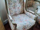 two chairs that are sitting next to each other in a room